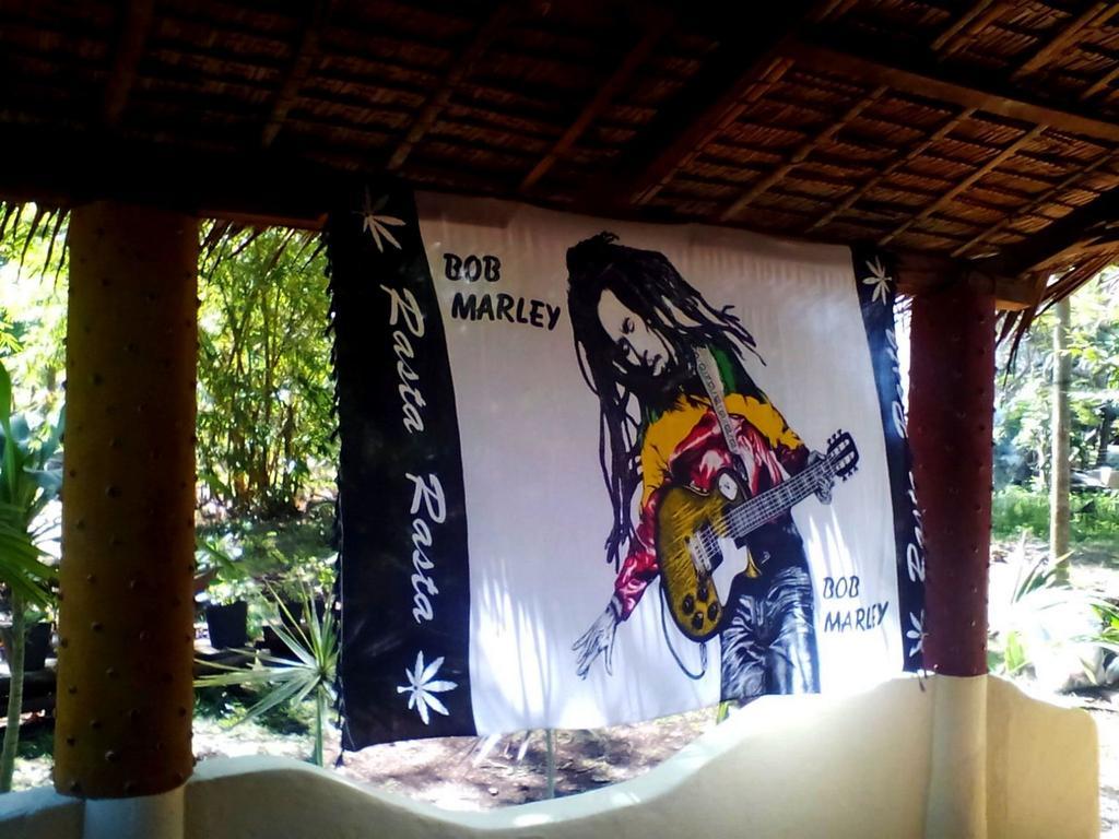 Lennon'S Place Backpacker Hostel Panglao Exterior photo